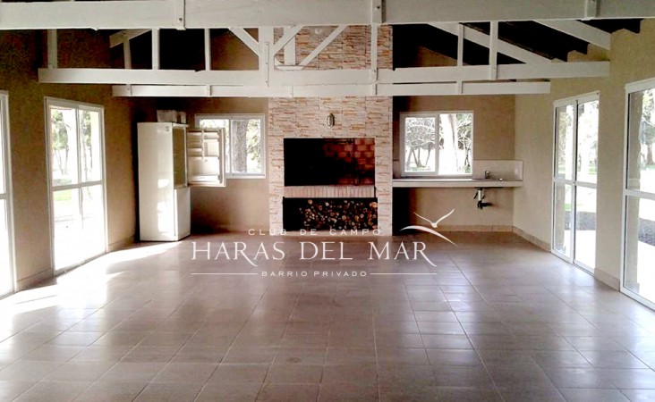 nuevo, moderno, optimo,hemroso chalet de 4 ambientes, con garaje ,parque y galería