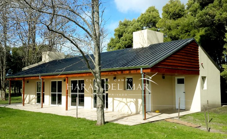nuevo, moderno, optimo,hemroso chalet de 4 ambientes, con garaje ,parque y galería