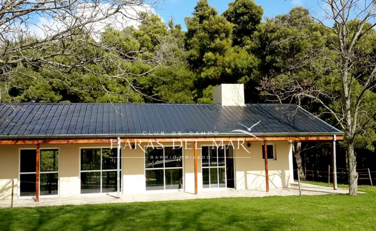 nuevo, moderno, optimo,hemroso chalet de 4 ambientes, con garaje ,parque y galería