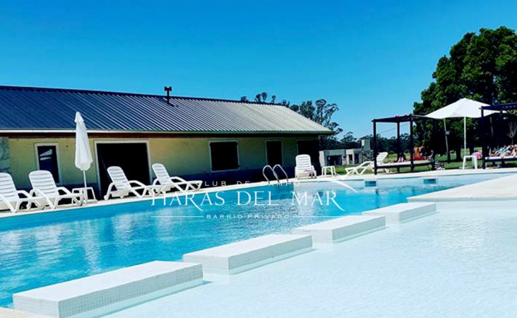 nuevo, moderno, optimo,hemroso chalet de 4 ambientes, con garaje ,parque y galería