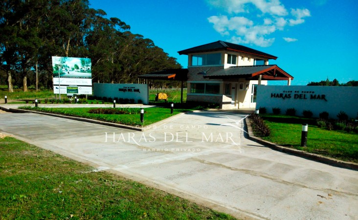nuevo, moderno, optimo,hemroso chalet de 4 ambientes, con garaje ,parque y galería