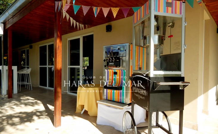 nuevo, moderno, optimo,hemroso chalet de 4 ambientes, con garaje ,parque y galería