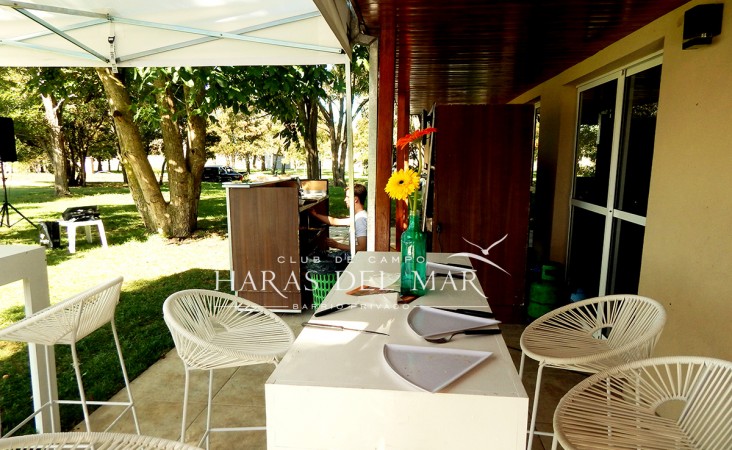 nuevo, moderno, optimo,hemroso chalet de 4 ambientes, con garaje ,parque y galería