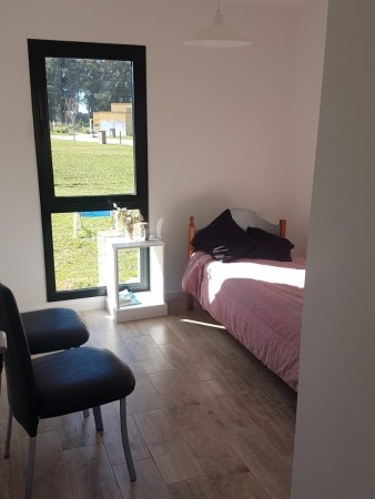 nuevo, moderno, optimo,hemroso chalet de 4 ambientes, con garaje ,parque y galería