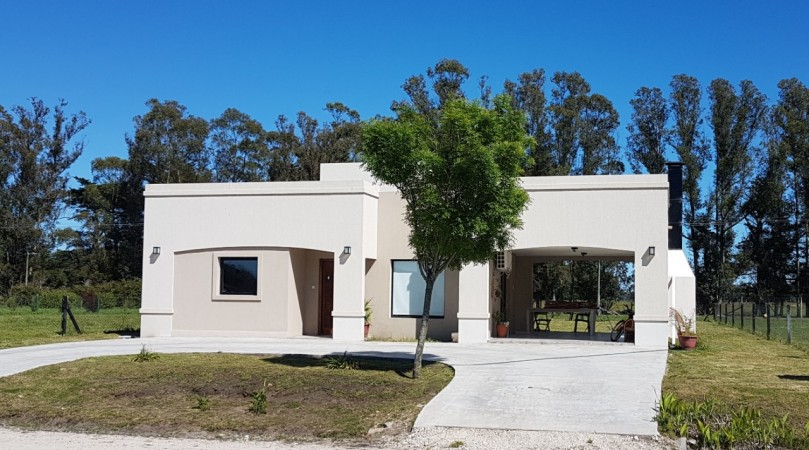 nuevo, moderno, optimo,hemroso chalet de 4 ambientes, con garaje ,parque y galería
