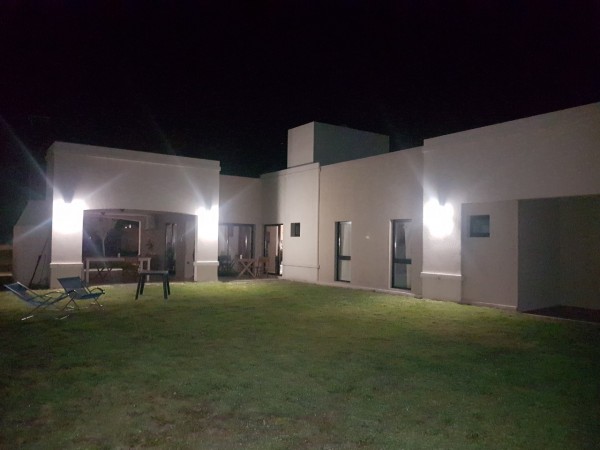 nuevo, moderno, optimo,hemroso chalet de 4 ambientes, con garaje ,parque y galería