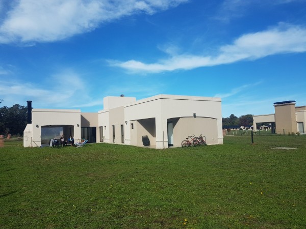nuevo, moderno, optimo,hemroso chalet de 4 ambientes, con garaje ,parque y galería