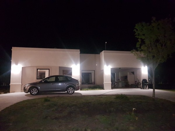 nuevo, moderno, optimo,hemroso chalet de 4 ambientes, con garaje ,parque y galería