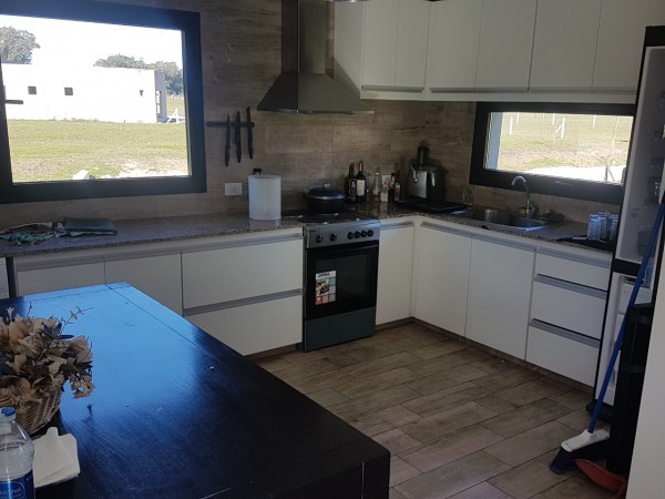 nuevo, moderno, optimo,hemroso chalet de 4 ambientes, con garaje ,parque y galería