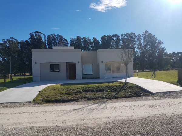 nuevo, moderno, optimo,hemroso chalet de 4 ambientes, con garaje ,parque y galería
