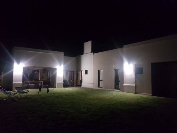 nuevo, moderno, optimo,hemroso chalet de 4 ambientes, con garaje ,parque y galería