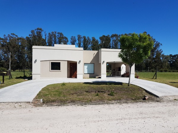 nuevo, moderno, optimo,hemroso chalet de 4 ambientes, con garaje ,parque y galería