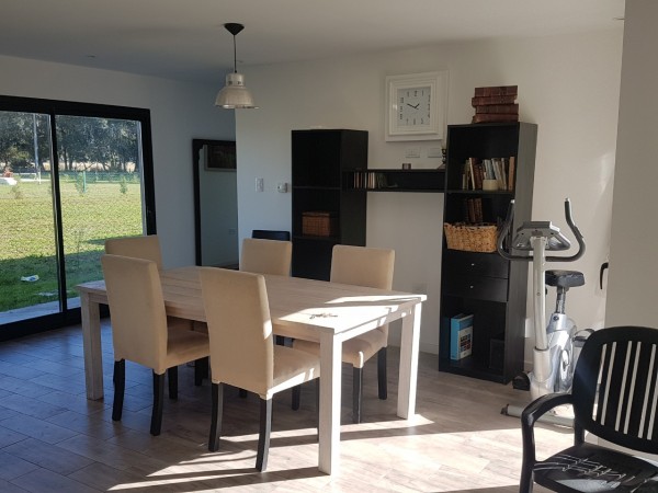 nuevo, moderno, optimo,hemroso chalet de 4 ambientes, con garaje ,parque y galería