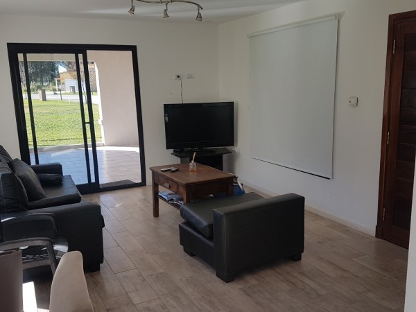 nuevo, moderno, optimo,hemroso chalet de 4 ambientes, con garaje ,parque y galería