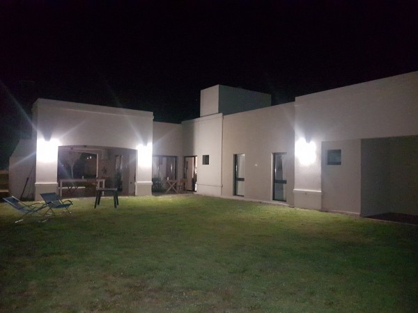 nuevo, moderno, optimo,hemroso chalet de 4 ambientes, con garaje ,parque y galería