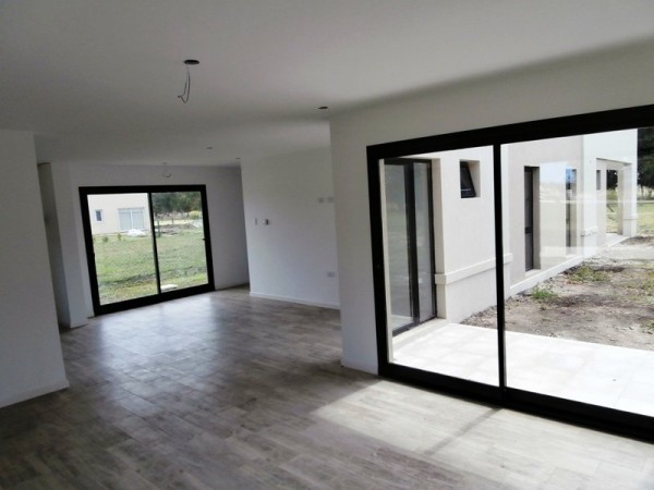 nuevo, moderno, optimo,hemroso chalet de 4 ambientes, con garaje ,parque y galería