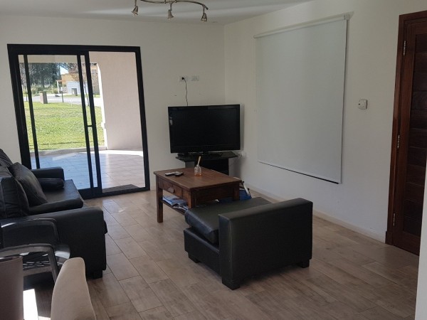 nuevo, moderno, optimo,hemroso chalet de 4 ambientes, con garaje ,parque y galería
