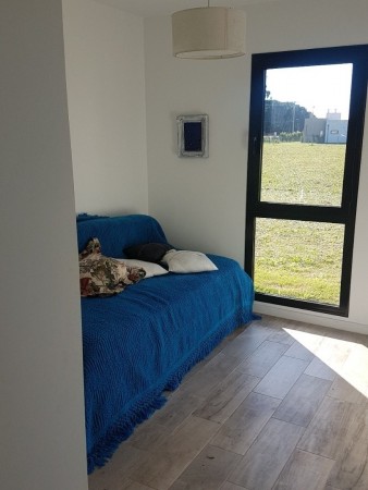 nuevo, moderno, optimo,hemroso chalet de 4 ambientes, con garaje ,parque y galería