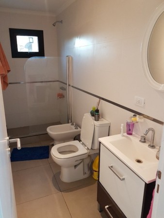 nuevo, moderno, optimo,hemroso chalet de 4 ambientes, con garaje ,parque y galería