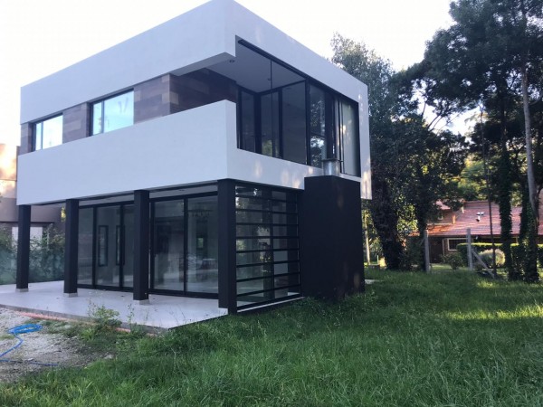 VENTA BOSQUE PERALTA RAMOS !!!! CHALET MODERNO, HERMOSO, NUEVO