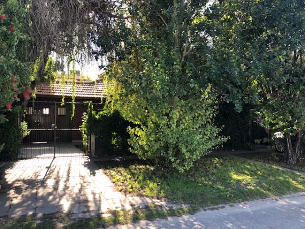 VENTA CHALET, 4 ambientes, parque y patio, sobre lote de 15 mts de frente !!!!! muy buena opcion !!!!
