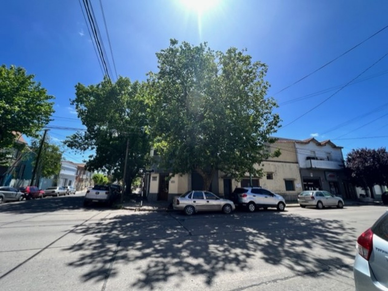 NUEVO VALOR, OPORTUNIDAD !!!! conjunto de PH y local , para demolicion O reciclado, apto nuevo proyecto multifiar o comercial, venta separada de local y ph, consulte todas las opciones