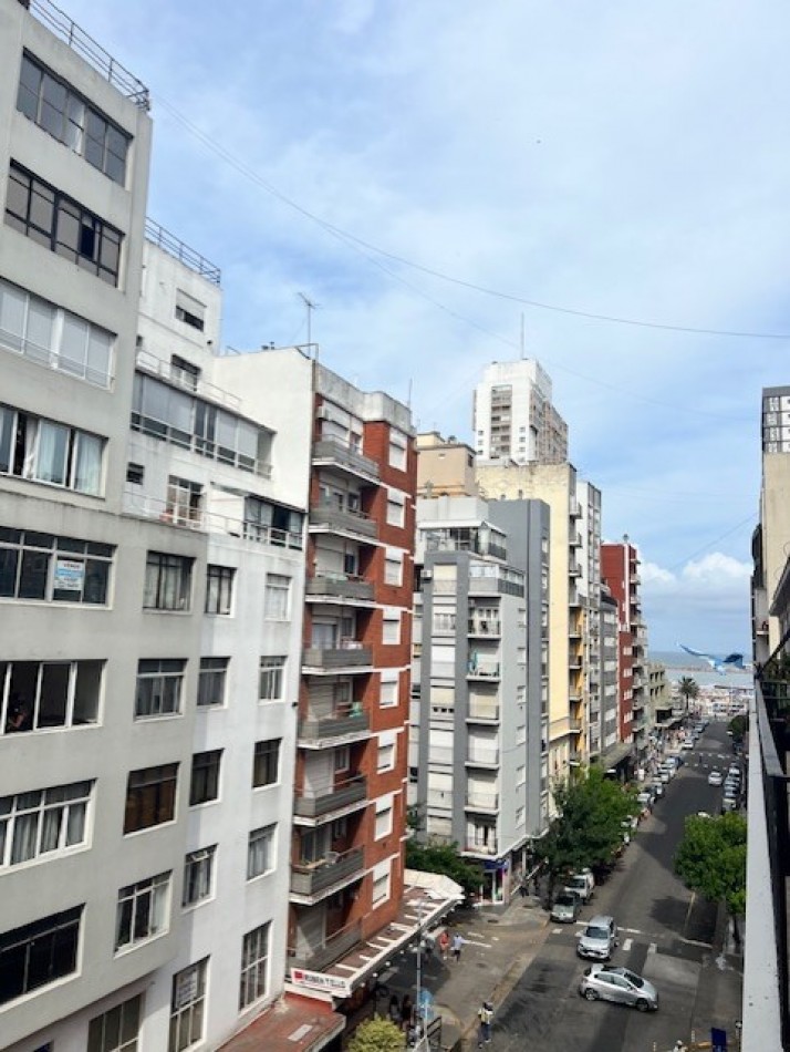 EVALUE, VEALO, BUSCA ESTILO ??? departamento AMPLISIMO, señorial DE 3 amb con dependencia, dormitorios al frente con balcon, microcentro, a un paso de todo lo que necesite y del mar, EXCELENTE OPCION DE COMRPA !!!