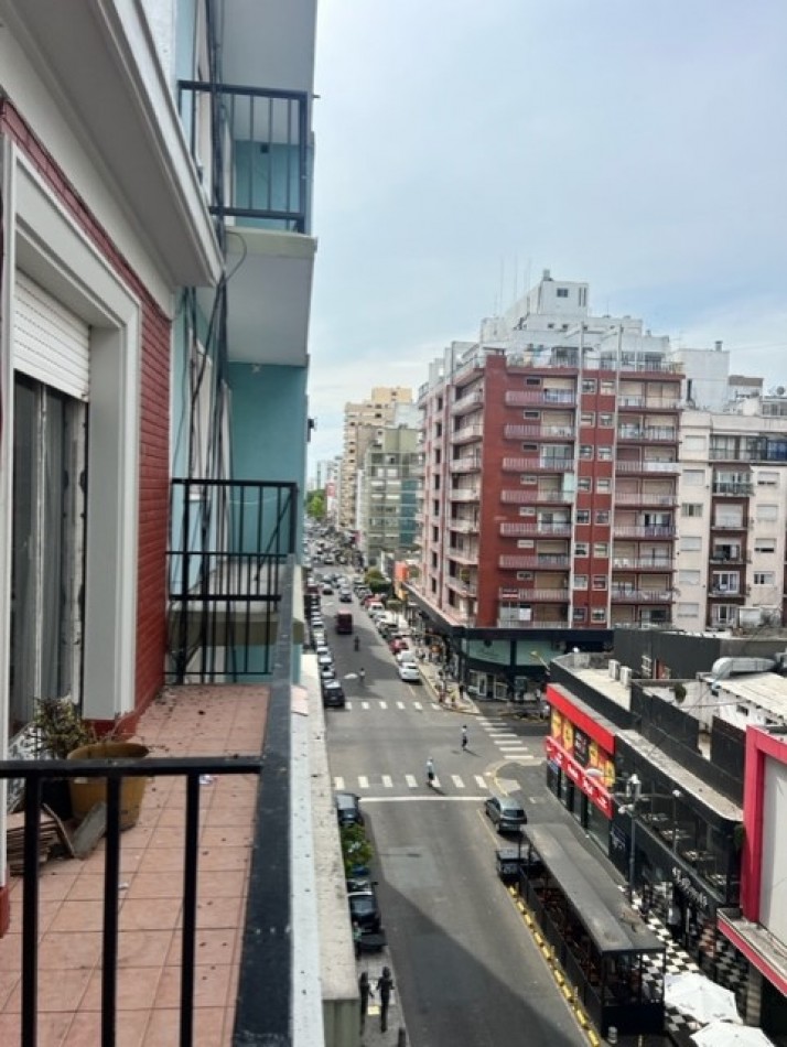 EVALUE, VEALO, BUSCA ESTILO ??? departamento AMPLISIMO, señorial DE 3 amb con dependencia, dormitorios al frente con balcon, microcentro, a un paso de todo lo que necesite y del mar, EXCELENTE OPCION DE COMRPA !!!