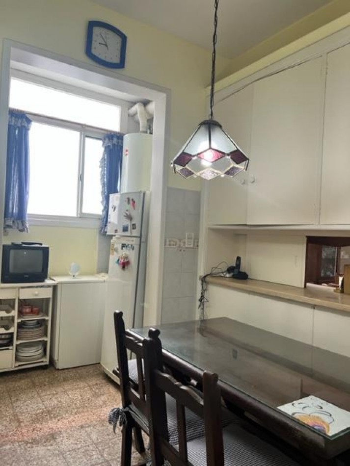 EVALUE, VEALO, BUSCA ESTILO ??? departamento AMPLISIMO, señorial DE 3 amb con dependencia, dormitorios al frente con balcon, microcentro, a un paso de todo lo que necesite y del mar, EXCELENTE OPCION DE COMRPA !!!