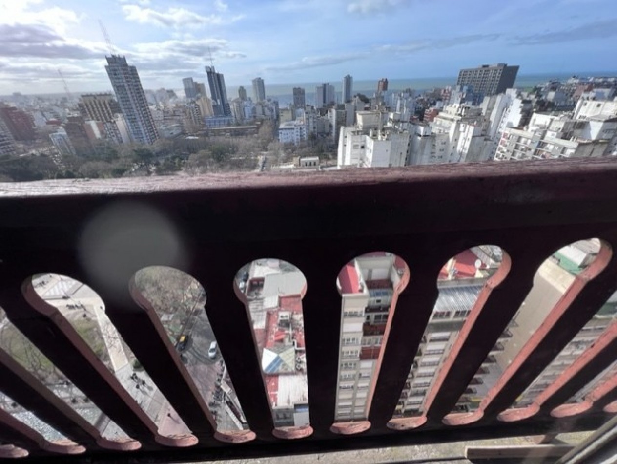 VENTA DEPARTAMENTO DE 3 AMB, BALCON , VISTA PANORAMICA, COCHERA Y BAULERA , EN EL POPULAR EDIFICIO LAFAYETTE