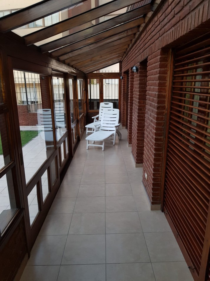 venta impactante piso con parque y quincho propio y cochera 2/3 autos, a metros del mar !!!!!