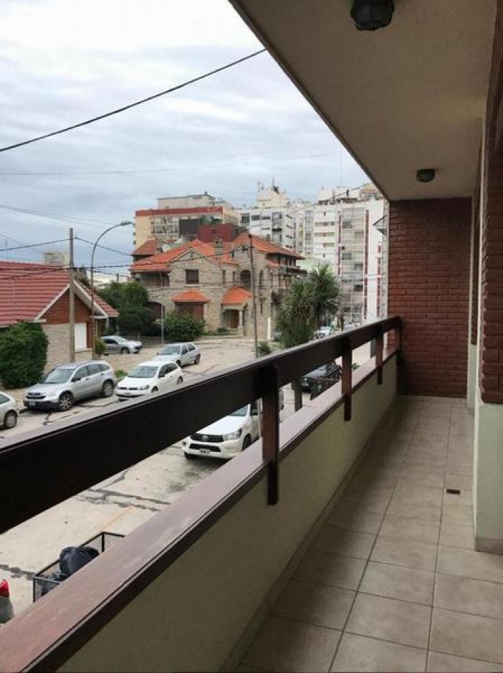 venta impactante piso con parque y quincho propio y cochera 2/3 autos, a metros del mar !!!!!