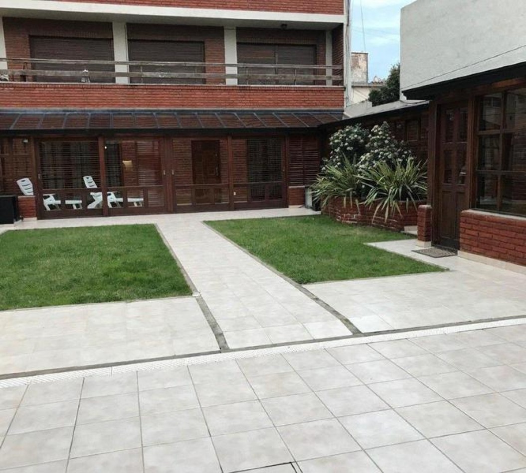 venta impactante piso con parque y quincho propio y cochera 2/3 autos, a metros del mar !!!!!
