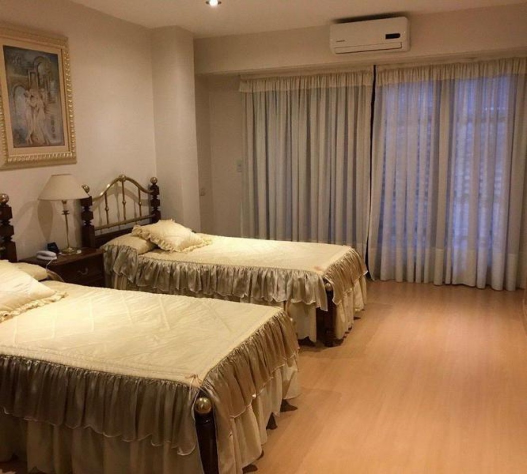 venta impactante piso con parque y quincho propio y cochera 2/3 autos, a metros del mar !!!!!