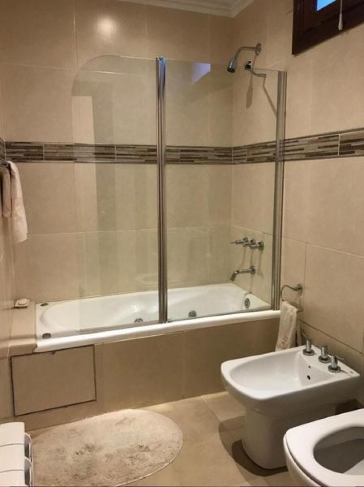 venta impactante piso con parque y quincho propio y cochera 2/3 autos, a metros del mar !!!!!