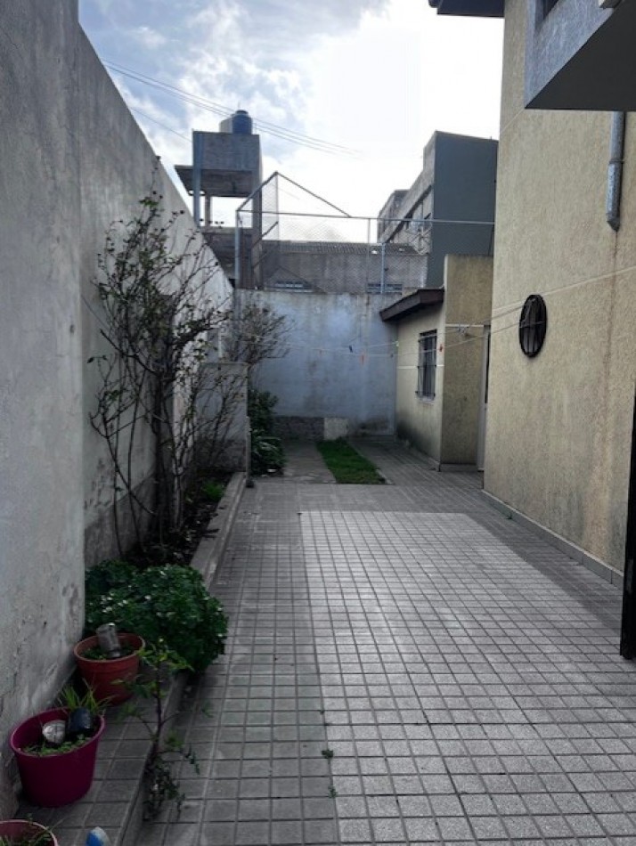 venta duplex de 4 amb. con entrada de auto, patio, y 1 dormitorios en PB, ideal !!!