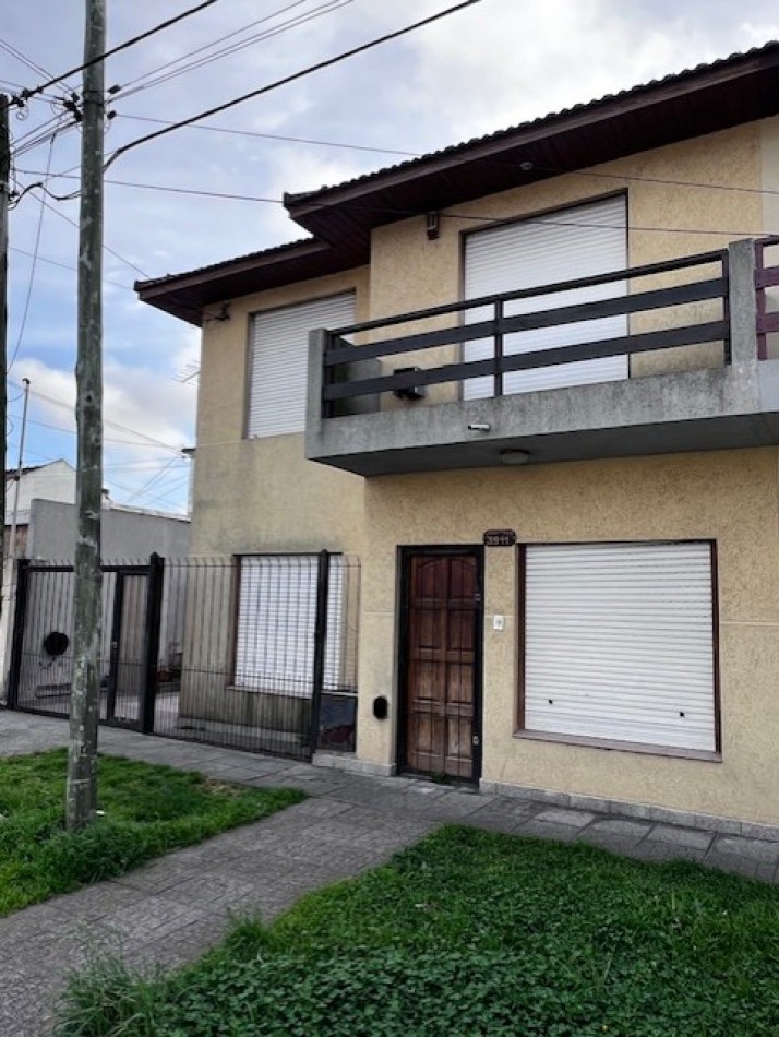 venta duplex de 4 amb. con entrada de auto, patio, y 1 dormitorios en PB, ideal !!!