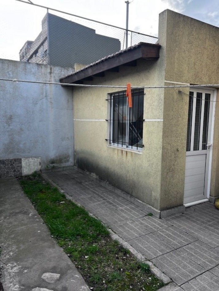 venta duplex de 4 amb. con entrada de auto, patio, y 1 dormitorios en PB, ideal !!!