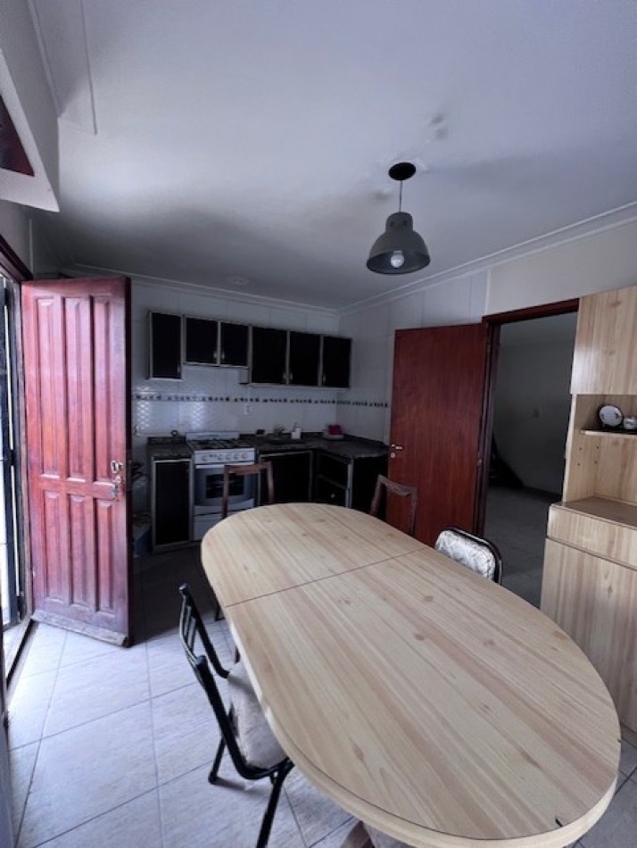 venta duplex de 4 amb. con entrada de auto, patio, y 1 dormitorios en PB, ideal !!!
