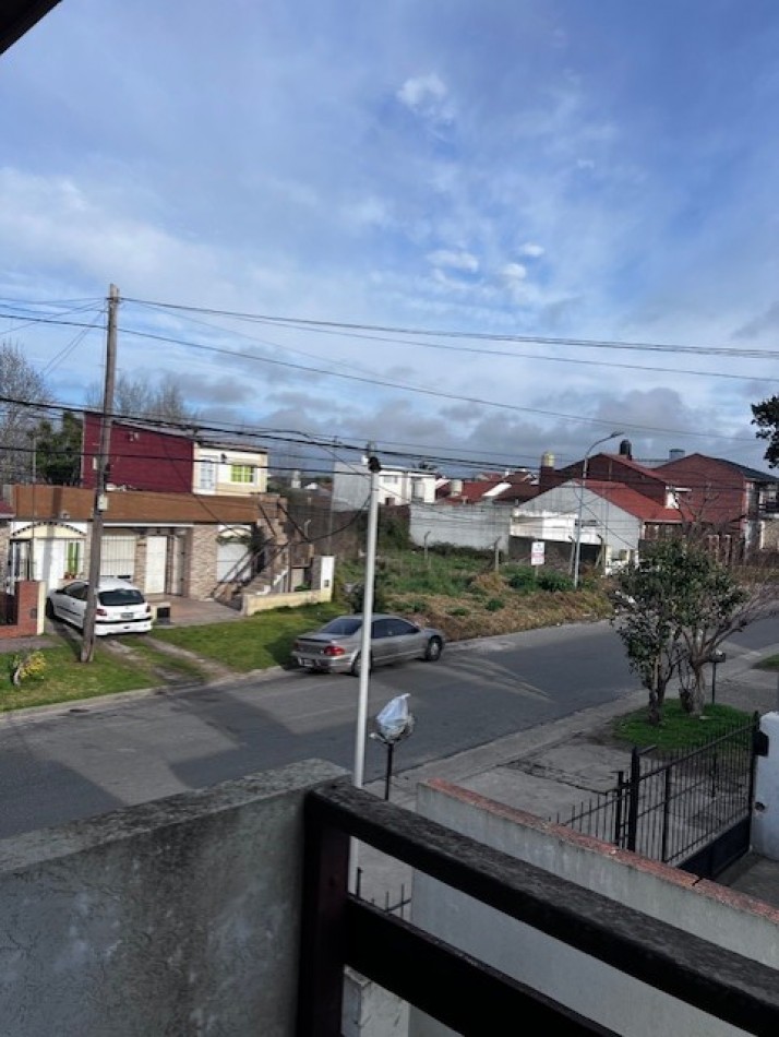 venta duplex de 4 amb. con entrada de auto, patio, y 1 dormitorios en PB, ideal !!!