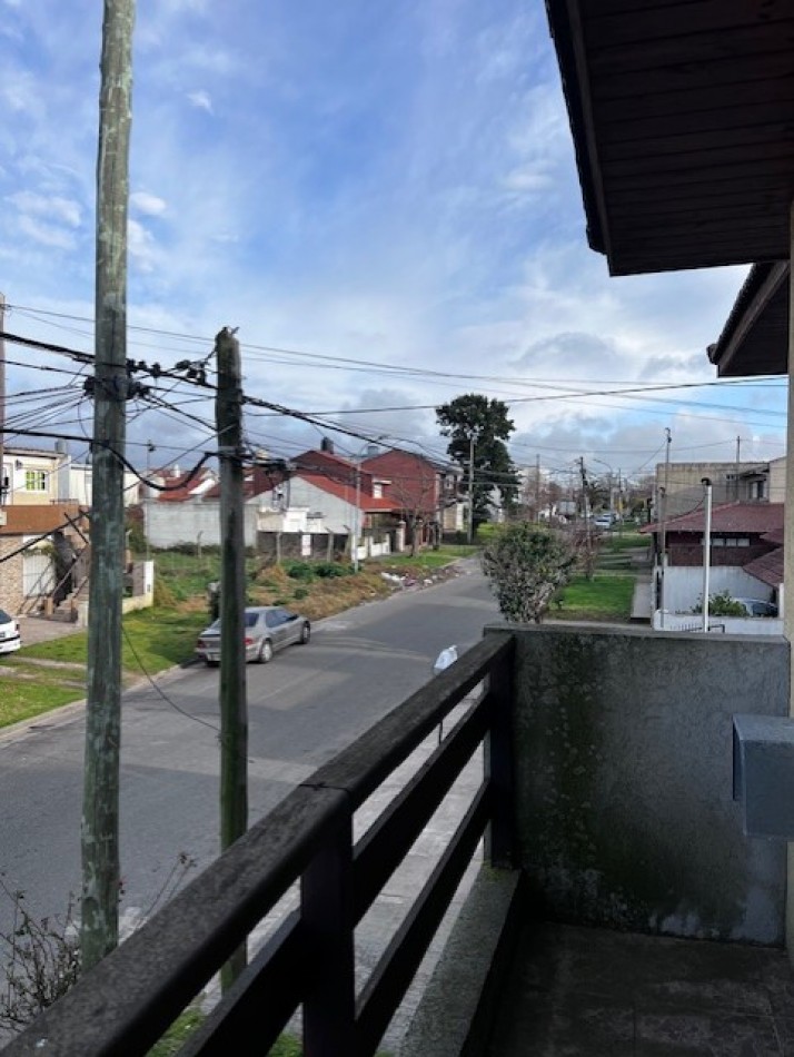 venta duplex de 4 amb. con entrada de auto, patio, y 1 dormitorios en PB, ideal !!!
