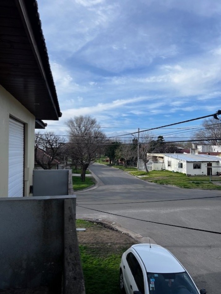 venta duplex de 4 amb. con entrada de auto, patio, y 1 dormitorios en PB, ideal !!!