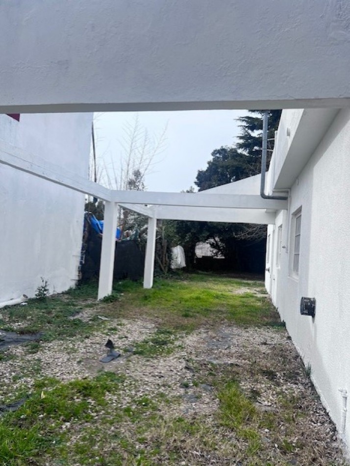 NUEVO VALOR!!! RETASADA !!! VENTA CASA AMERICANA EN LOTE PROPIO !!! casa de 3 amb. o casa con dpto independiente, apta dos familias, en caisamar con gran lote y posibilidades de ampliar