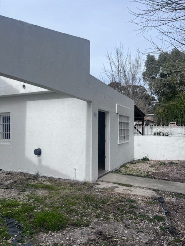 NUEVO VALOR!!! RETASADA !!! VENTA CASA AMERICANA EN LOTE PROPIO !!! casa de 3 amb. o casa con dpto independiente, apta dos familias, en caisamar con gran lote y posibilidades de ampliar