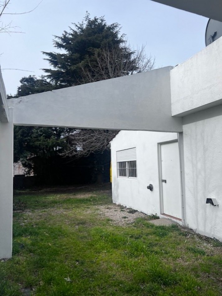 NUEVO VALOR!!! RETASADA !!! VENTA CASA AMERICANA EN LOTE PROPIO !!! casa de 3 amb. o casa con dpto independiente, apta dos familias, en caisamar con gran lote y posibilidades de ampliar