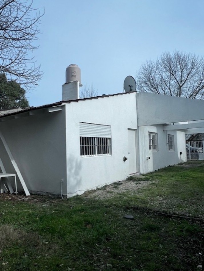 NUEVO VALOR!!! RETASADA !!! VENTA CASA AMERICANA EN LOTE PROPIO !!! casa de 3 amb. o casa con dpto independiente, apta dos familias, en caisamar con gran lote y posibilidades de ampliar