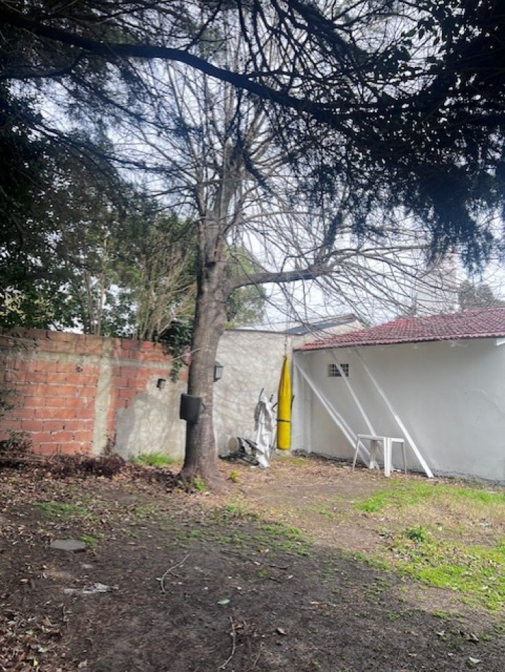 NUEVO VALOR!!! RETASADA !!! VENTA CASA AMERICANA EN LOTE PROPIO !!! casa de 3 amb. o casa con dpto independiente, apta dos familias, en caisamar con gran lote y posibilidades de ampliar