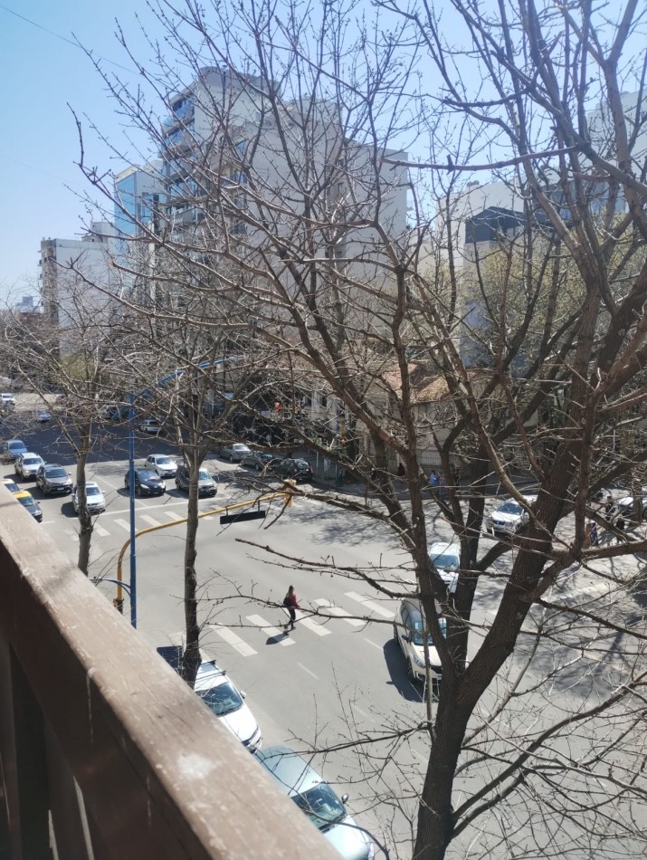 VENTA DEPARTAMENTO 3 AMBIENTES, AL FRENTE, BALCON Y COCHERA, PLAZA MITRE Y....RETASADO !!!!!!