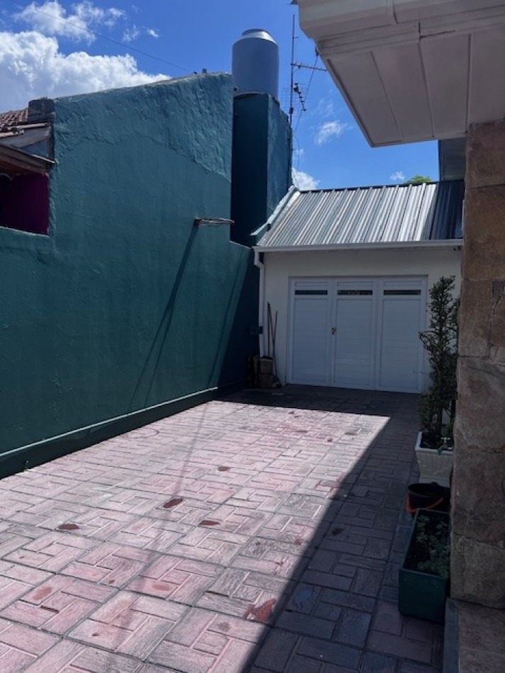 VENTA EN MDP. CHALET DE 4 AMB. CON PATIO, GARAJE Y TROTADORA P/ VS. AUTOS Y QUINCHO. ZONA ALBERTI Y JARA