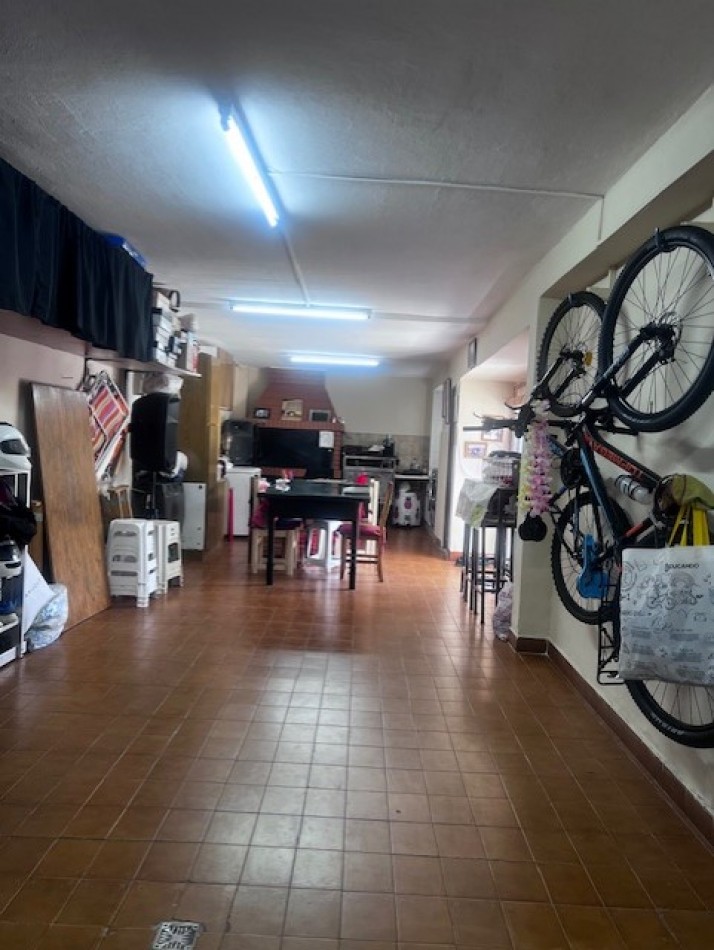 VENTA EN MDP. CHALET DE 4 AMB. CON PATIO, GARAJE Y TROTADORA P/ VS. AUTOS Y QUINCHO. ZONA ALBERTI Y JARA